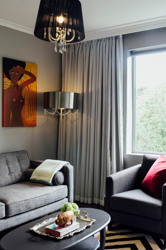 Kleines, Offenes Klassisches Wohnzimmer ohne Kamin mit grauer Wandfarbe, braunem Holzboden und freistehendem TV in Melbourne