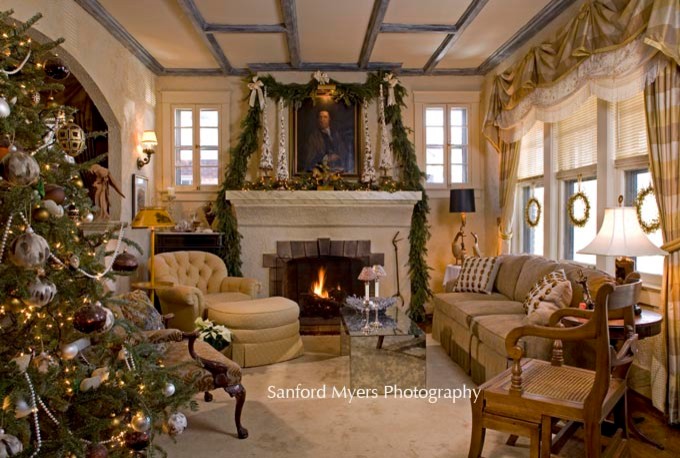 Mittelgroßes, Offenes Klassisches Wohnzimmer mit beiger Wandfarbe, braunem Holzboden, Kamin und gefliester Kaminumrandung in Nashville