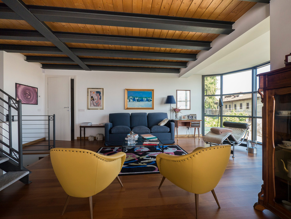 Esempio di un grande soggiorno boho chic stile loft con sala formale, pareti bianche, pavimento in legno massello medio e nessuna TV