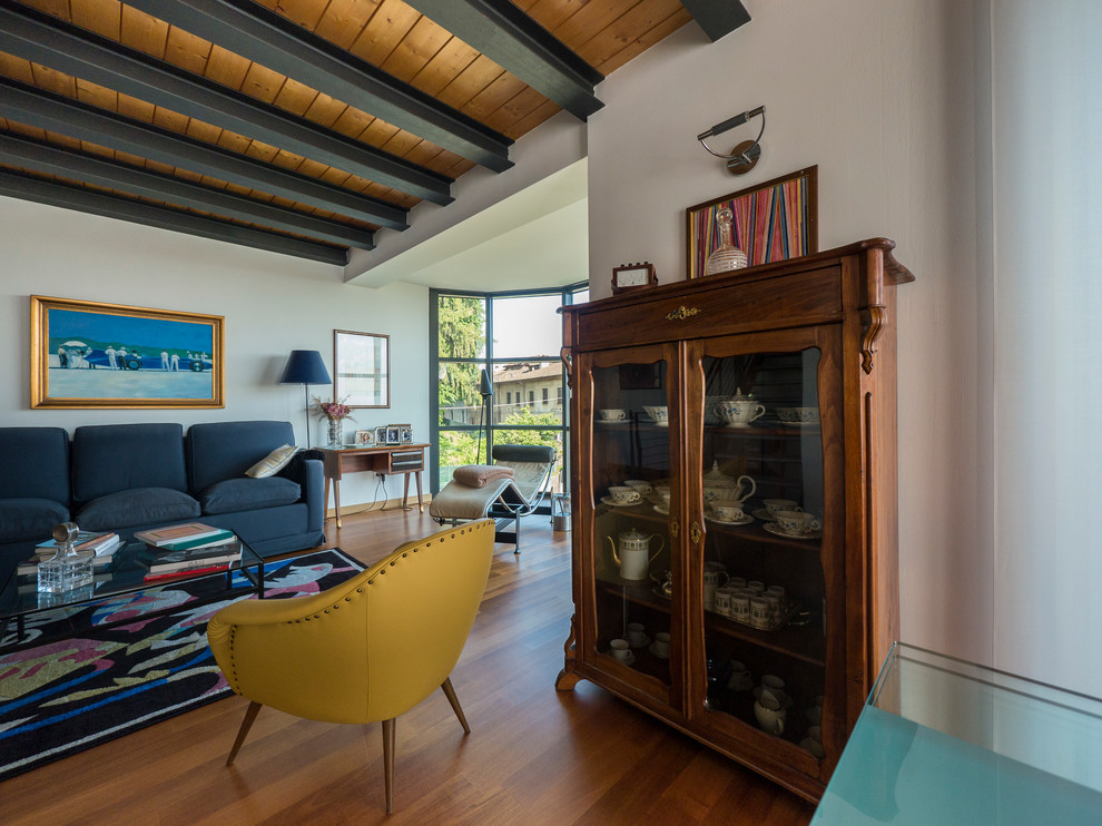 Esempio di un grande soggiorno eclettico stile loft con sala formale, pareti bianche, pavimento in legno massello medio e nessuna TV