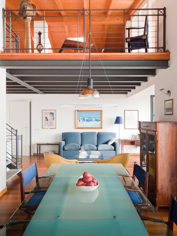 Immagine di un grande soggiorno moderno con pareti bianche, pavimento in legno massello medio e nessuna TV
