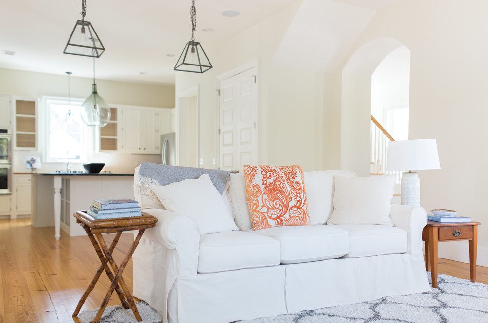 Esempio di un soggiorno country di medie dimensioni con pareti bianche, pavimento in legno massello medio e pavimento beige