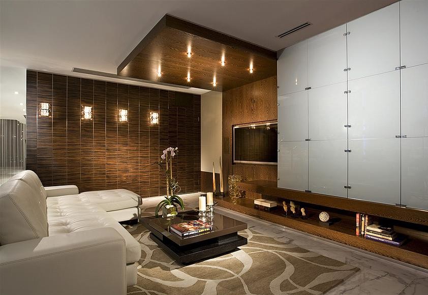 Стильный дизайн: изолированная гостиная комната среднего размера в современном стиле с домашним баром, бежевыми стенами, мраморным полом, телевизором на стене и белым полом без камина - последний тренд