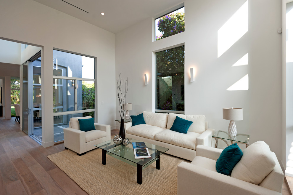 This is an example of a medium sized modern living room in Los Angeles.