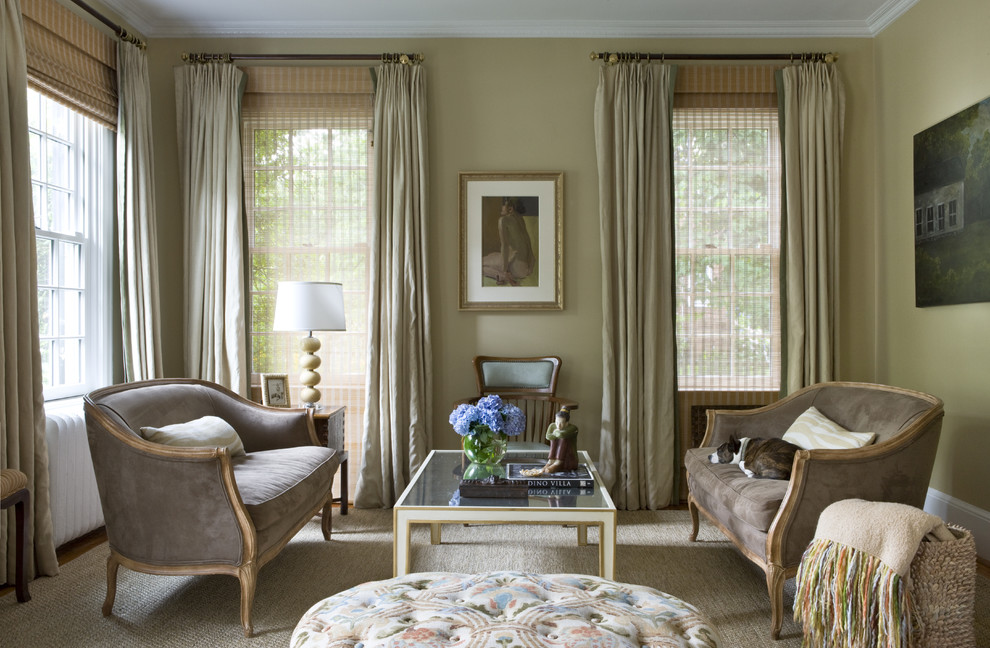 Imagen de salón para visitas cerrado clásico de tamaño medio sin chimenea y televisor con paredes beige y moqueta