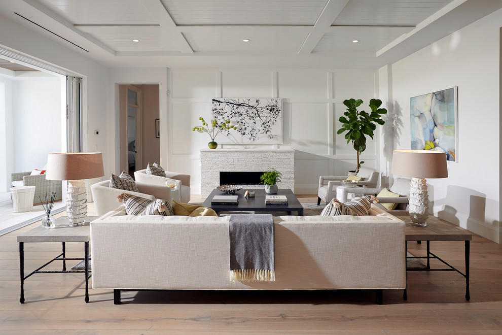 Repräsentatives, Fernseherloses Maritimes Wohnzimmer mit weißer Wandfarbe, braunem Holzboden, Kamin und braunem Boden in Miami