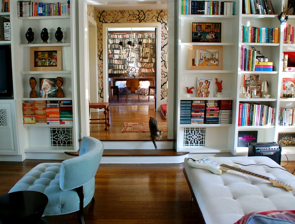 Стильный дизайн: гостиная комната в стиле фьюжн с с книжными шкафами и полками - последний тренд