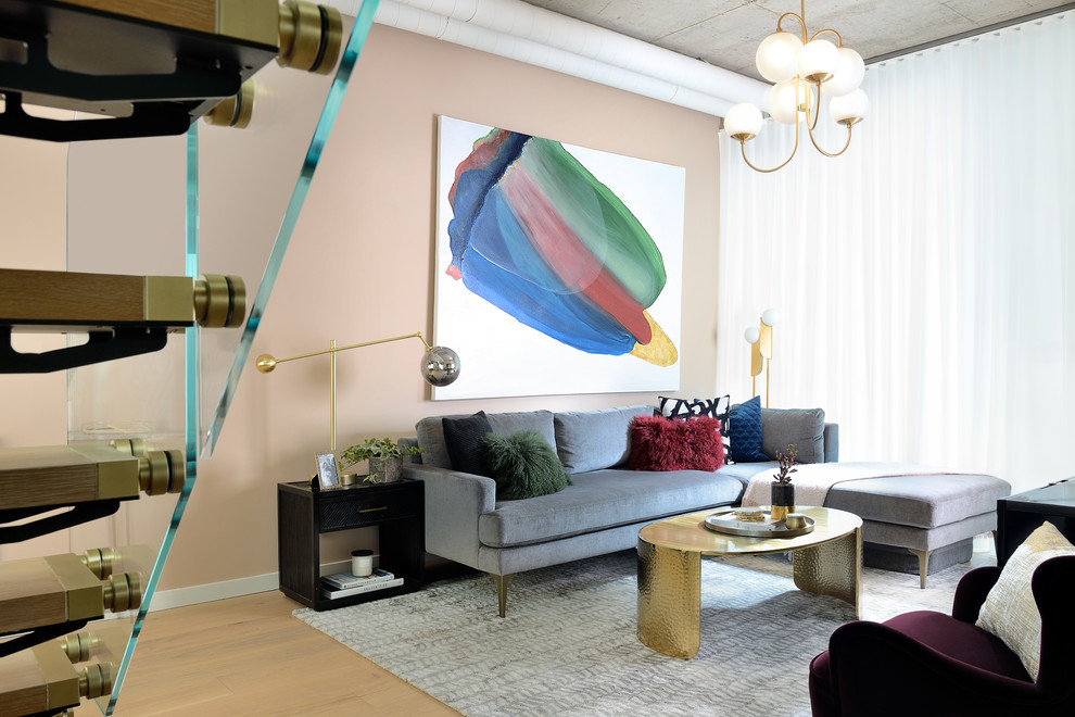 Modelo de salón tipo loft minimalista de tamaño medio con paredes rosas, suelo de madera clara y suelo beige