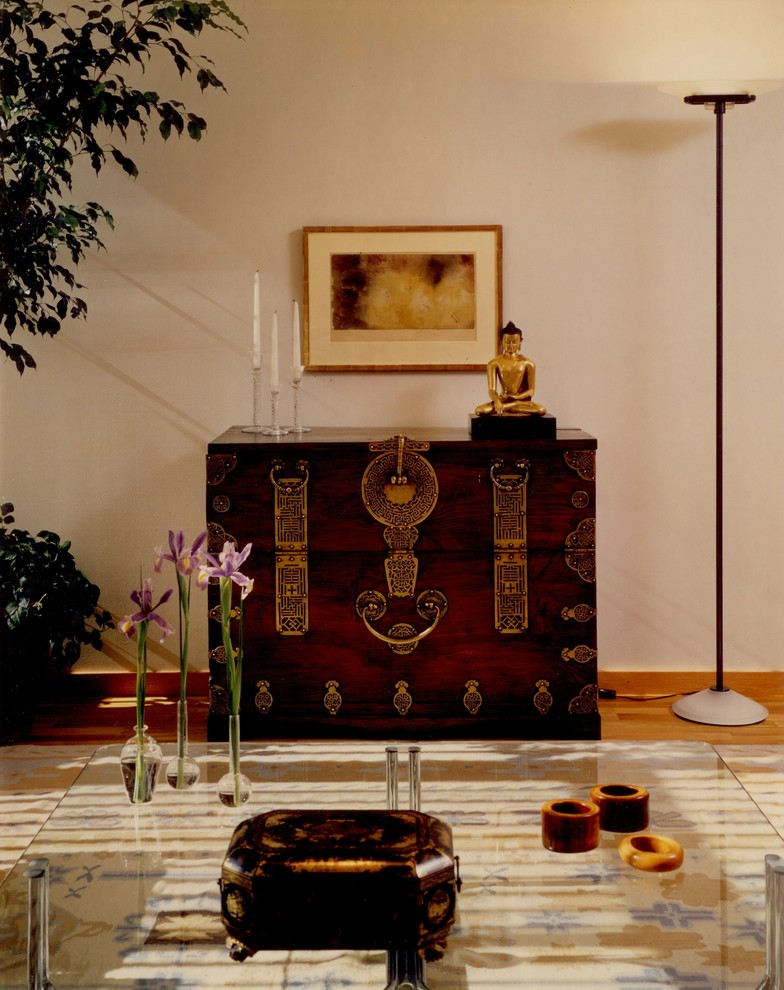 Imagen de salón para visitas abierto de estilo zen de tamaño medio sin televisor con paredes blancas y suelo de madera clara