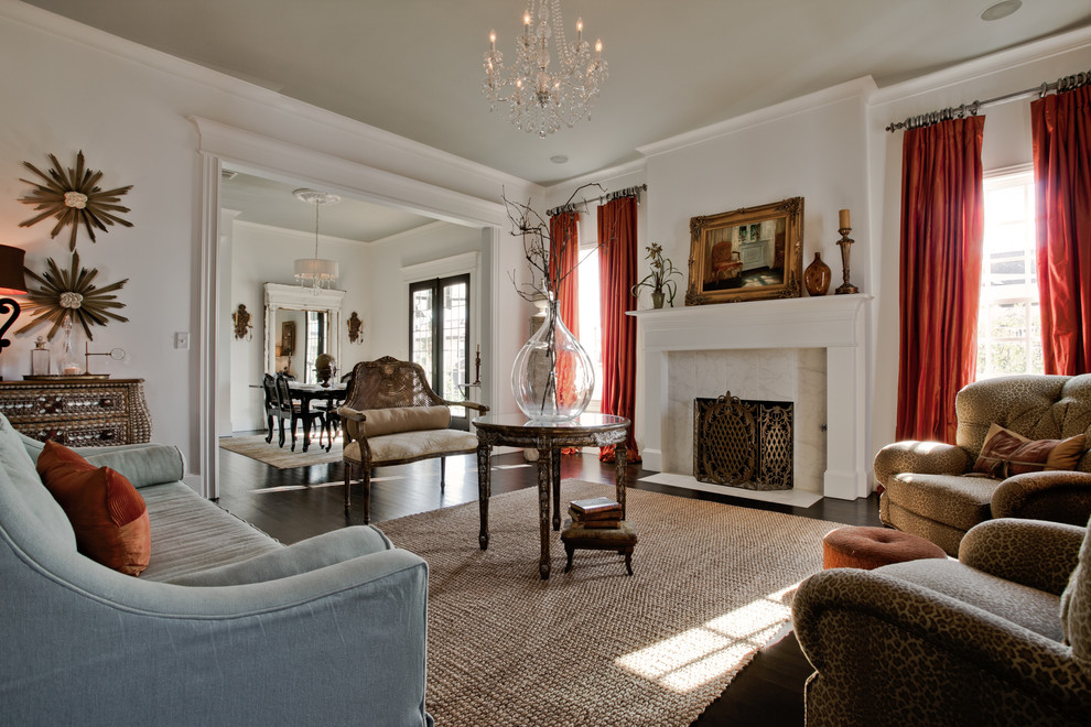 Идея дизайна: изолированная гостиная комната в классическом стиле с белыми стенами и стандартным камином без телевизора