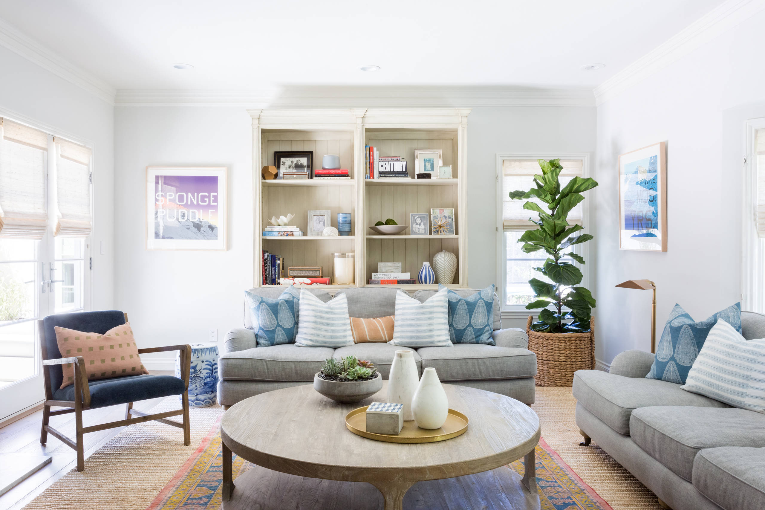 トランジショナルスタイルのおしゃれなリビング (青い壁) の