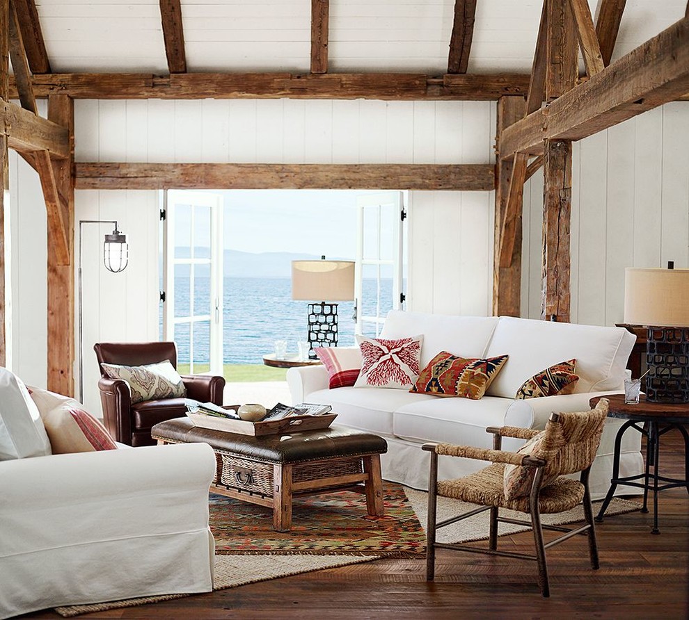 Inspiration pour un salon traditionnel de taille moyenne et ouvert avec un mur blanc et un sol en bois brun.