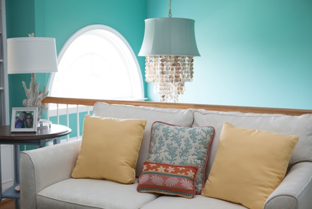 ワシントンD.C.にあるお手頃価格の小さなトロピカルスタイルのおしゃれなリビングロフト (青い壁、淡色無垢フローリング、暖炉なし、茶色い床) の写真
