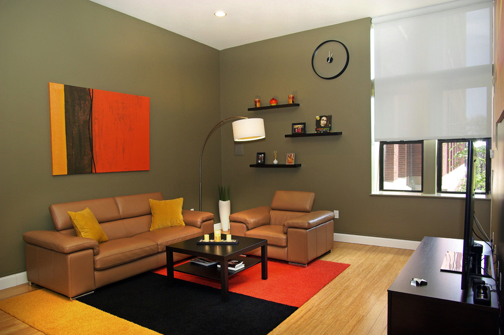 Idées déco pour un salon contemporain avec un mur vert et un téléviseur indépendant.