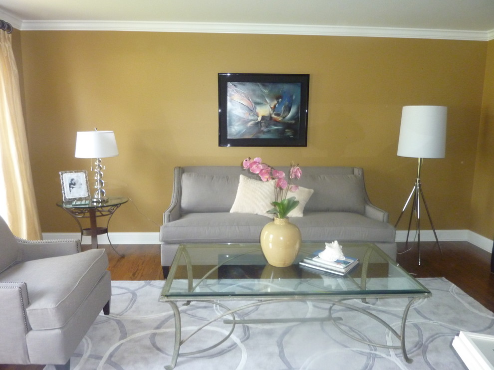 Стильный дизайн: парадная, изолированная гостиная комната среднего размера в стиле неоклассика (современная классика) с желтыми стенами и паркетным полом среднего тона без телевизора, камина - последний тренд