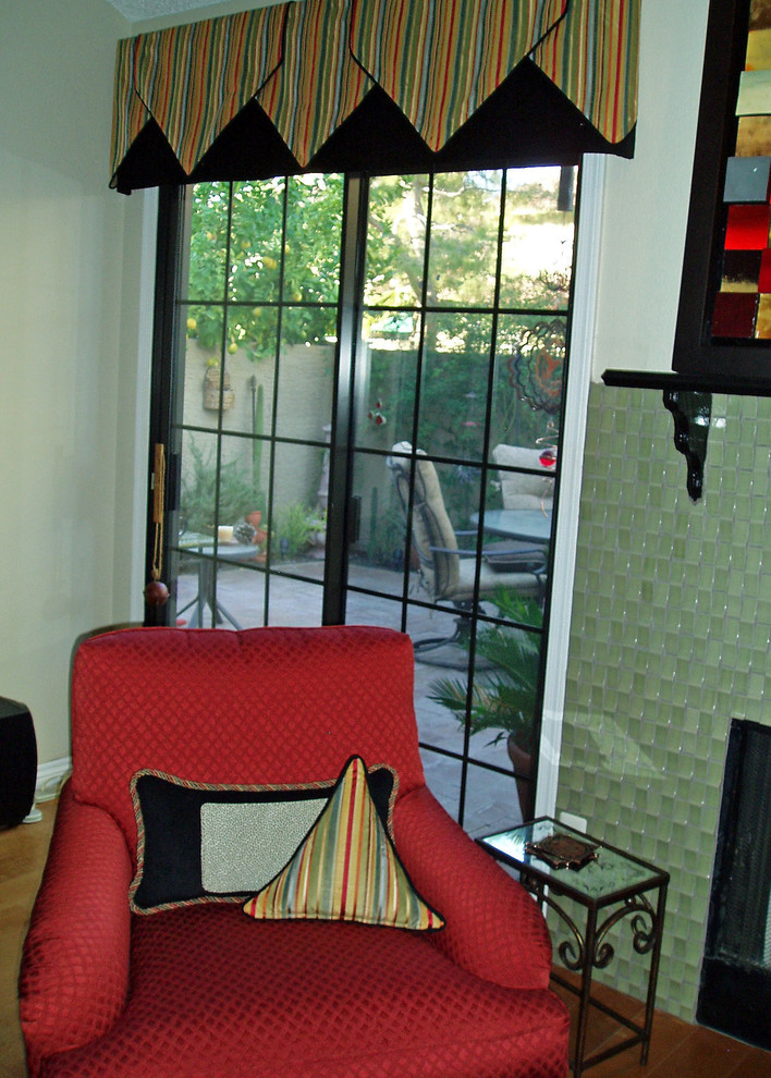 На фото: открытая гостиная комната среднего размера в стиле фьюжн с зелеными стенами, паркетным полом среднего тона, стандартным камином и фасадом камина из плитки с