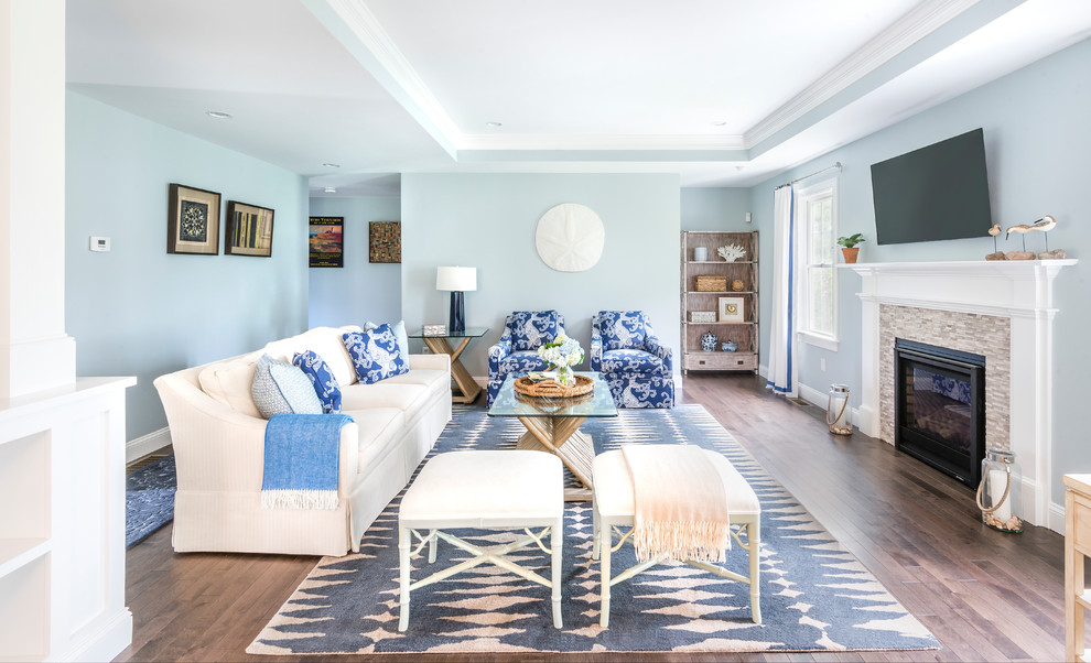 Inspiration pour un grand salon marin ouvert avec un mur bleu, parquet foncé, une cheminée standard et un manteau de cheminée en bois.