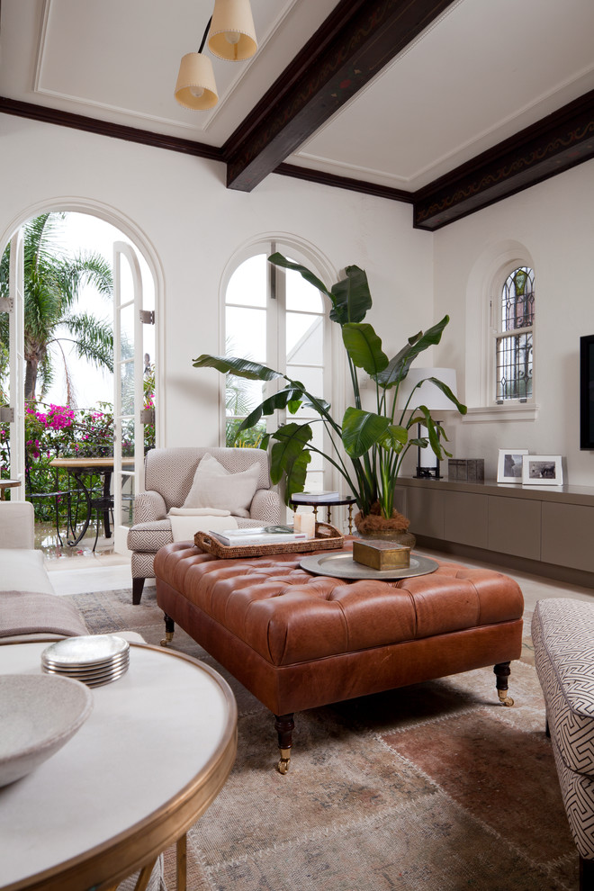 Esempio di un grande soggiorno mediterraneo aperto con sala formale, pareti beige e TV a parete