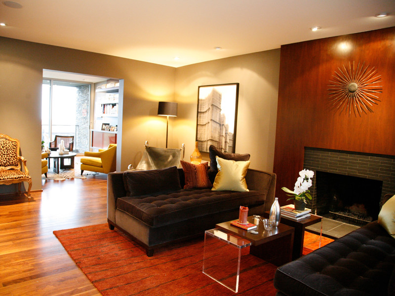 Cette image montre un salon design avec un sol en bois brun et une cheminée standard.