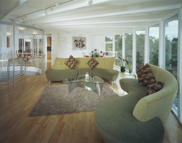 Foto de salón para visitas abierto minimalista grande sin chimenea y televisor con paredes blancas, suelo de madera clara y suelo marrón