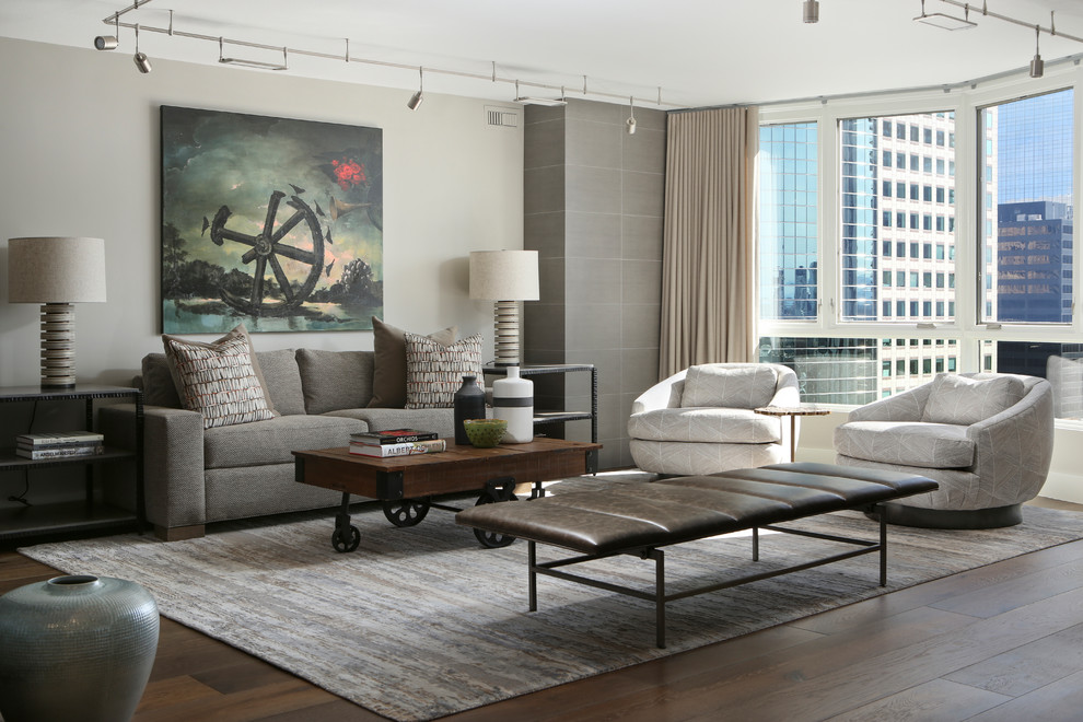Mittelgroßes, Repräsentatives, Fernseherloses, Offenes Modernes Wohnzimmer ohne Kamin mit beiger Wandfarbe, braunem Holzboden und braunem Boden in Denver