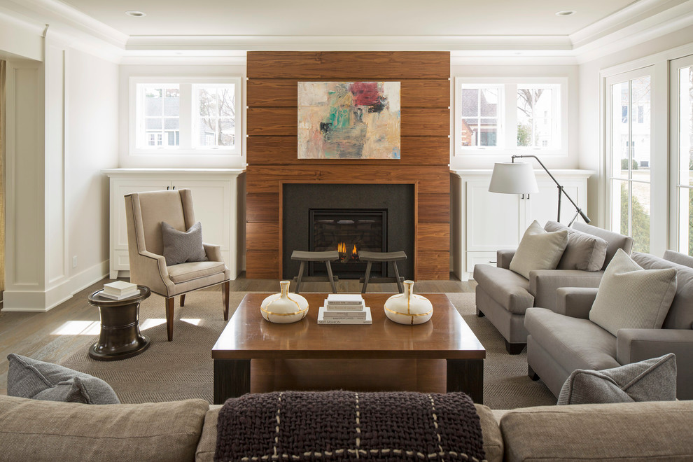 Источник вдохновения для домашнего уюта: гостиная комната в современном стиле с серыми стенами, темным паркетным полом, стандартным камином и фасадом камина из дерева