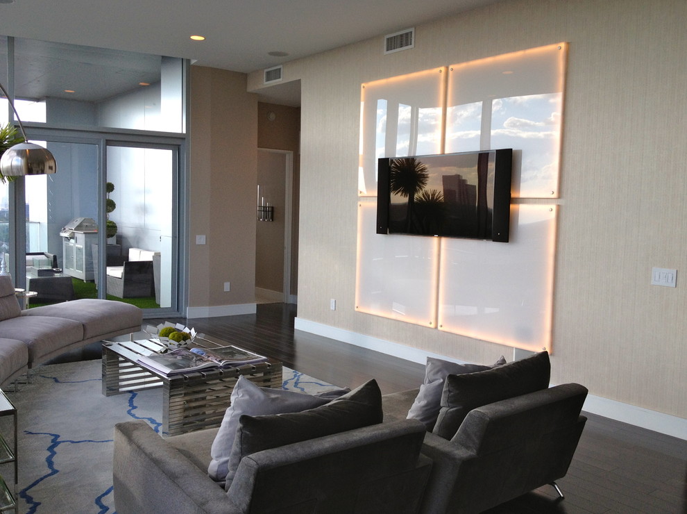 Großes Modernes Wohnzimmer mit beiger Wandfarbe in Houston