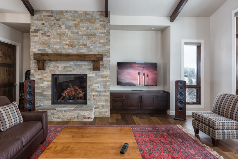 他の地域にある高級な広いコンテンポラリースタイルのおしゃれなLDK (壁掛け型テレビ、石材の暖炉まわり、白い壁、無垢フローリング、標準型暖炉、茶色い床) の写真