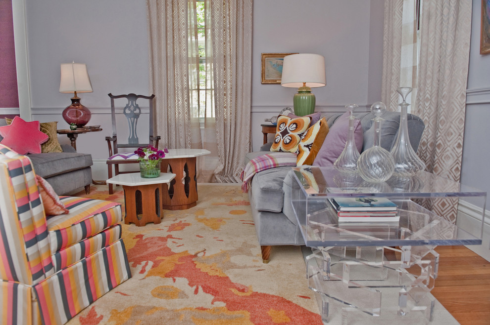 Großes, Repräsentatives, Abgetrenntes Wohnzimmer mit lila Wandfarbe, braunem Holzboden, Kamin und Kaminumrandung aus Backstein in Boston