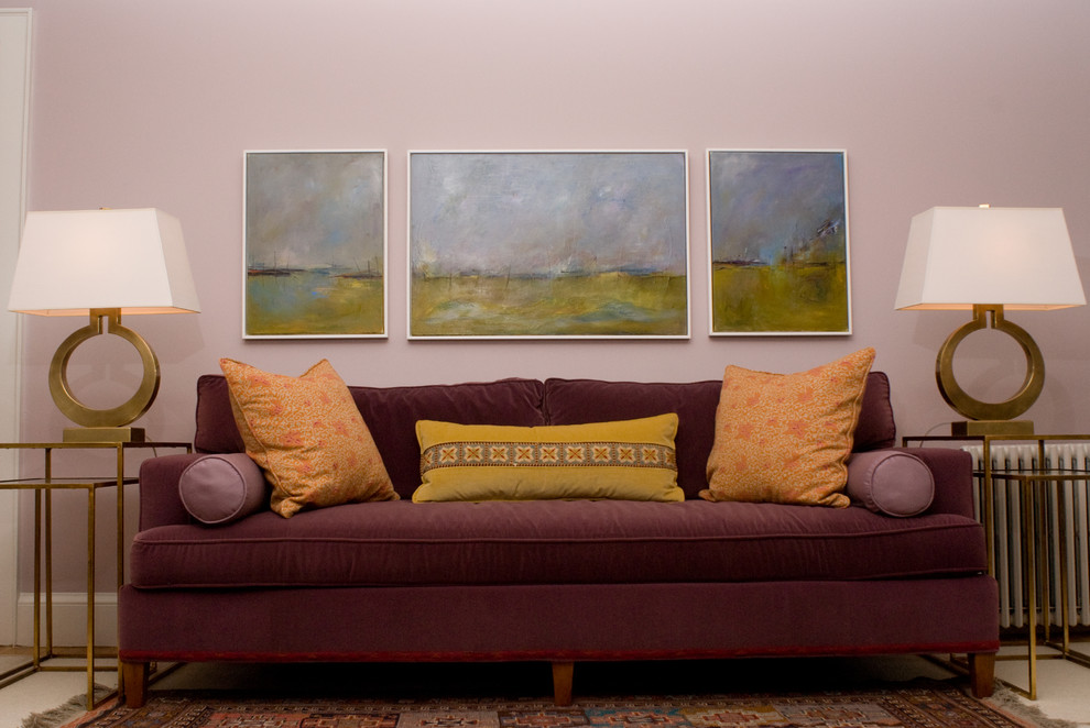 Ispirazione per un soggiorno con sala formale, pareti viola, pavimento in legno massello medio, camino classico e cornice del camino in pietra