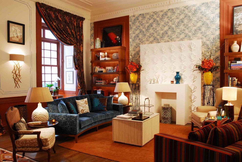 Свежая идея для дизайна: гостиная комната в стиле фьюжн с с книжными шкафами и полками и темным паркетным полом - отличное фото интерьера