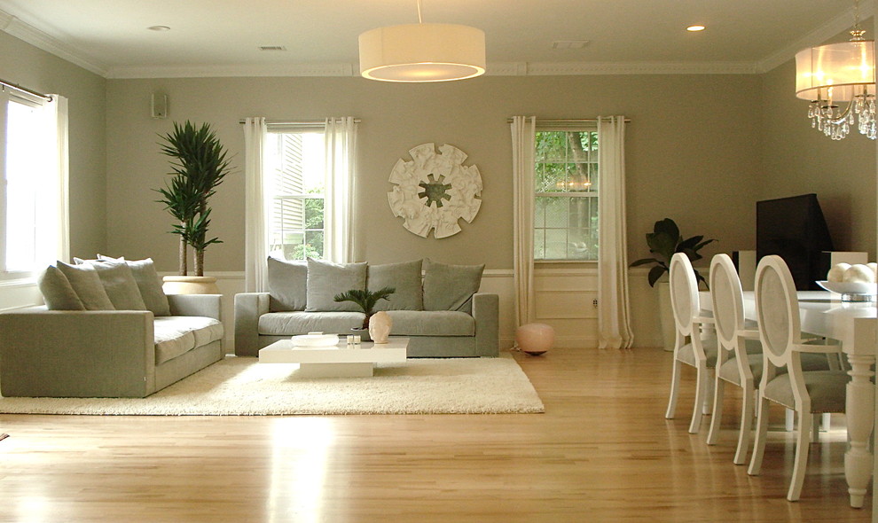 На фото: гостиная комната в современном стиле с бежевыми стенами и красивыми шторами