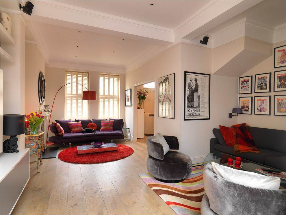 Kleines, Offenes Modernes Wohnzimmer mit weißer Wandfarbe, braunem Holzboden, Kamin, Kaminumrandung aus Holz und Multimediawand in London