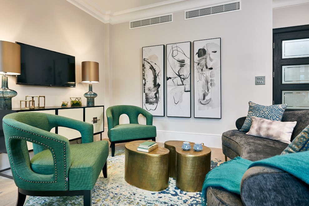 Источник вдохновения для домашнего уюта: гостиная комната в современном стиле с белыми стенами, светлым паркетным полом, телевизором на стене и бежевым полом