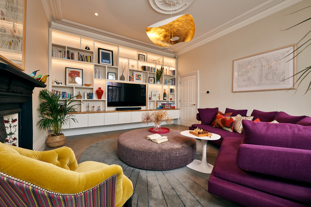 Großes, Abgetrenntes Eklektisches Wohnzimmer mit weißer Wandfarbe, braunem Holzboden, Kamin, Kaminumrandung aus Metall und TV-Wand in London