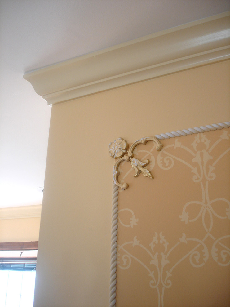 Ispirazione per un soggiorno tradizionale di medie dimensioni e aperto con pareti beige e parquet chiaro