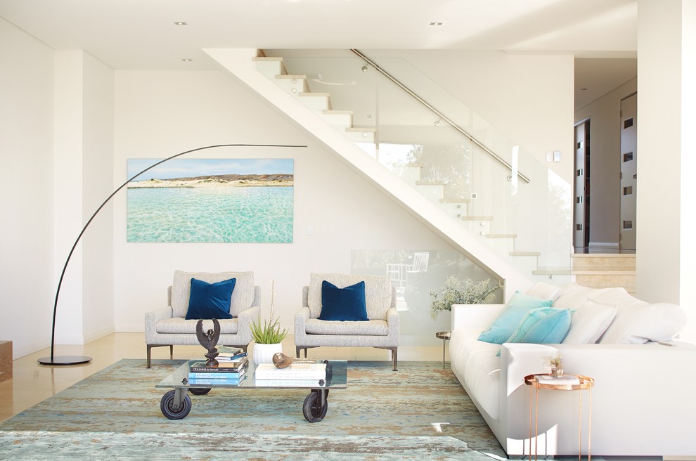 Стильный дизайн: открытая гостиная комната среднего размера в морском стиле с белыми стенами и светлым паркетным полом - последний тренд