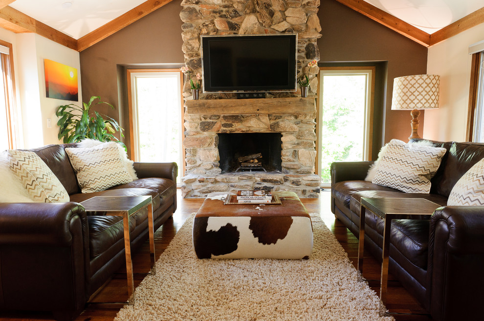 Стильный дизайн: гостиная комната в стиле рустика с коричневыми стенами - последний тренд