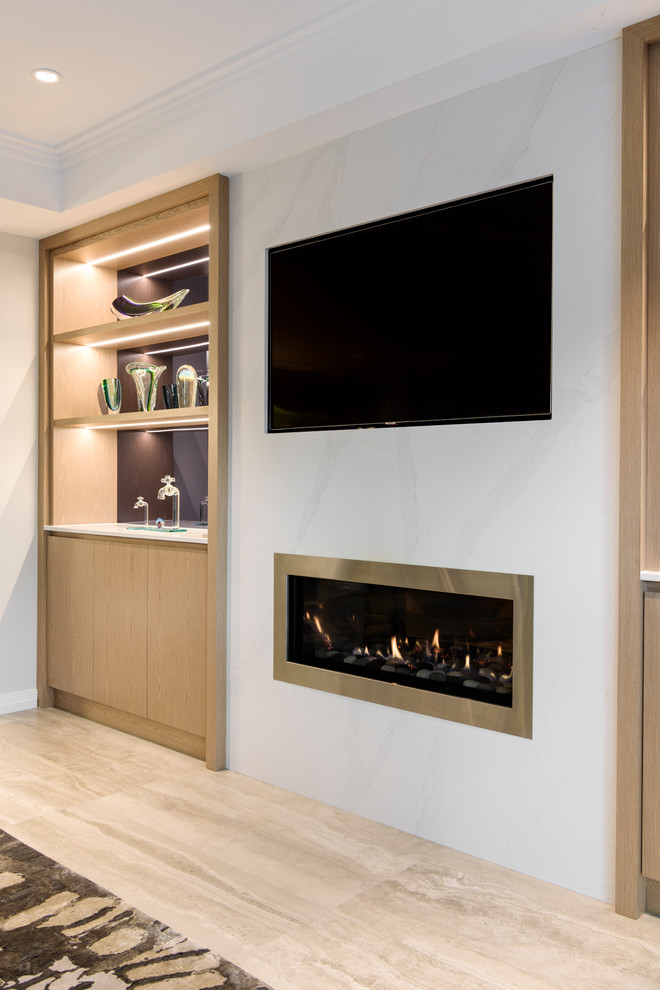 パースにあるラグジュアリーな中くらいなコンテンポラリースタイルのおしゃれなLDK (グレーの壁、磁器タイルの床、標準型暖炉、金属の暖炉まわり、壁掛け型テレビ、グレーの床) の写真