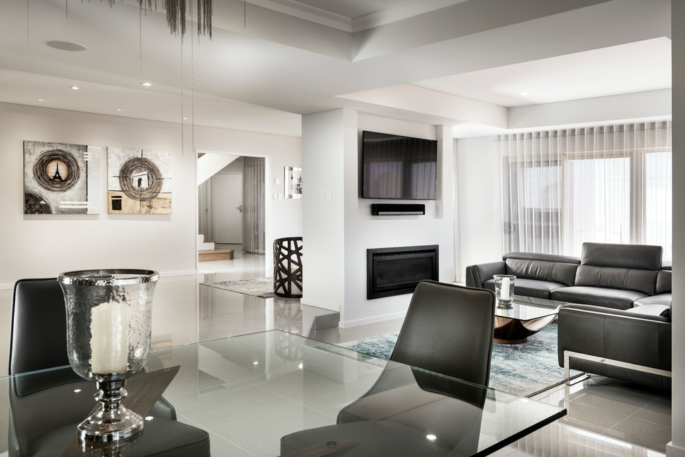 Стильный дизайн: открытая гостиная комната среднего размера в современном стиле с белыми стенами, полом из керамогранита, стандартным камином, фасадом камина из металла и телевизором на стене - последний тренд