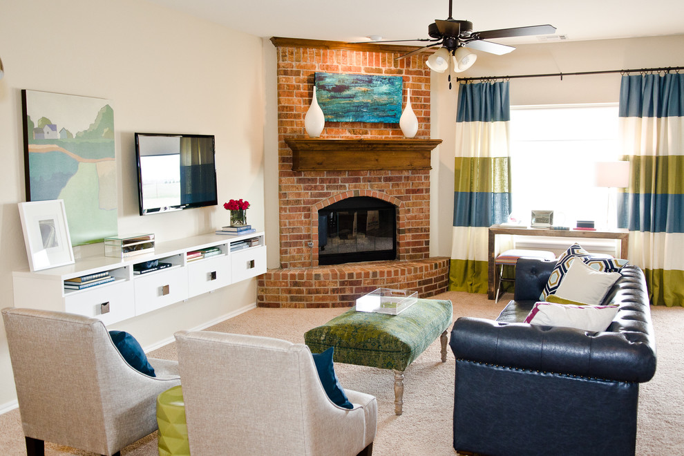 Foto på ett eklektiskt vardagsrum, med heltäckningsmatta, en öppen hörnspis, beige väggar, en spiselkrans i tegelsten och en väggmonterad TV