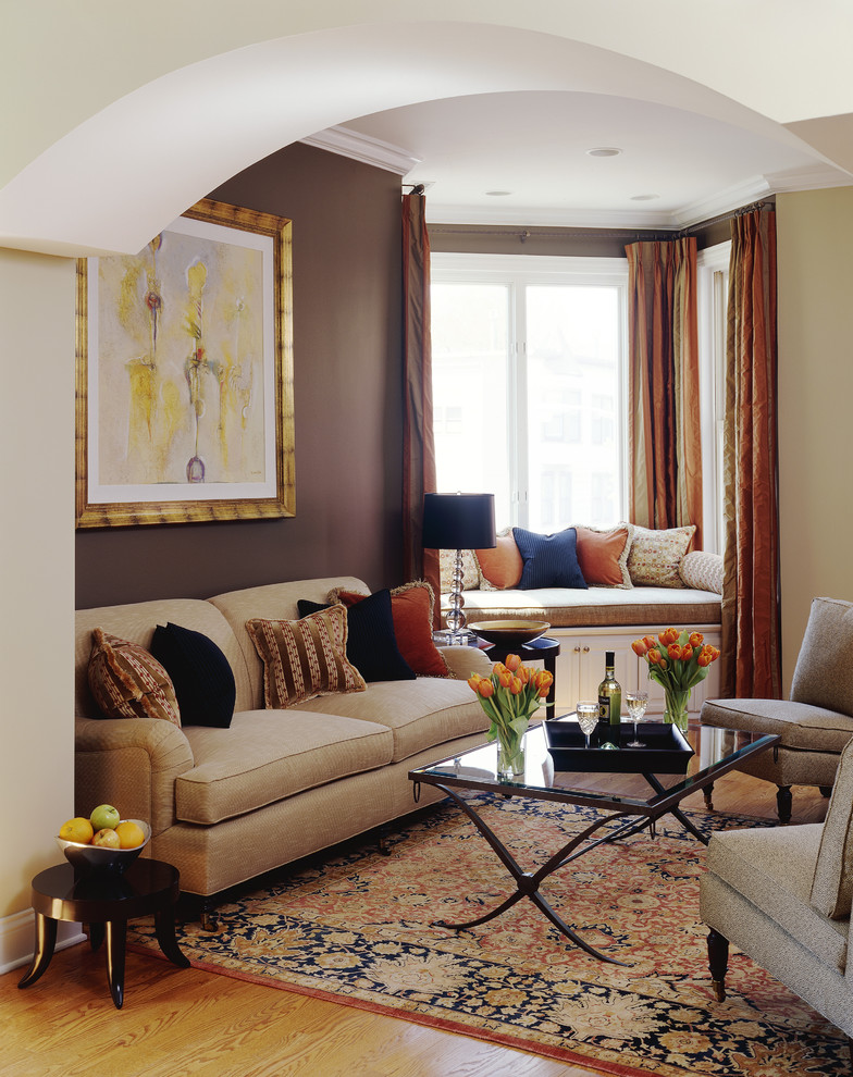 Свежая идея для дизайна: гостиная комната в современном стиле с коричневыми стенами, паркетным полом среднего тона, акцентной стеной и ковром на полу - отличное фото интерьера