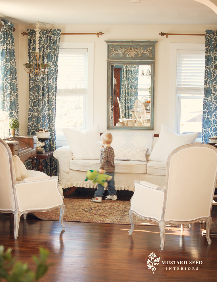 Свежая идея для дизайна: гостиная комната в классическом стиле с синими шторами - отличное фото интерьера