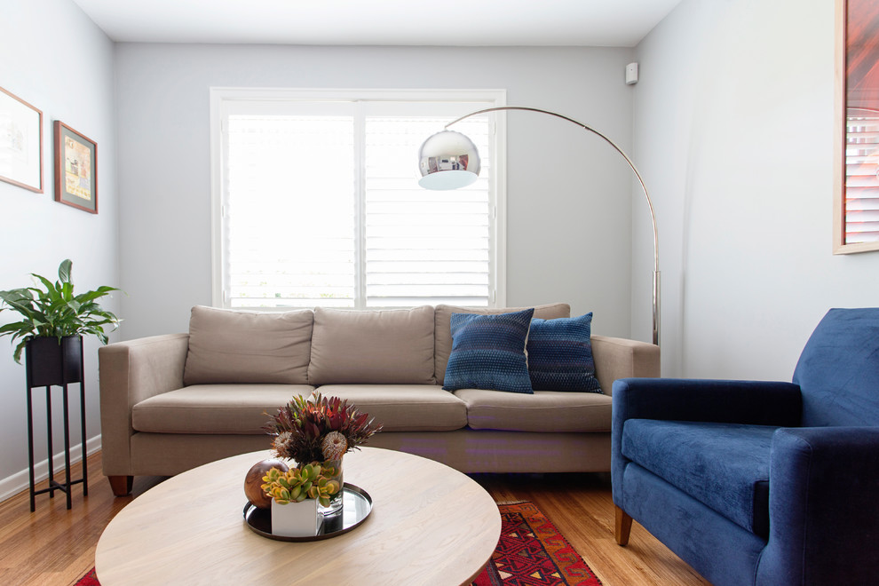 Kleines, Repräsentatives, Abgetrenntes Klassisches Wohnzimmer ohne Kamin mit grauer Wandfarbe, hellem Holzboden und TV-Wand in Melbourne