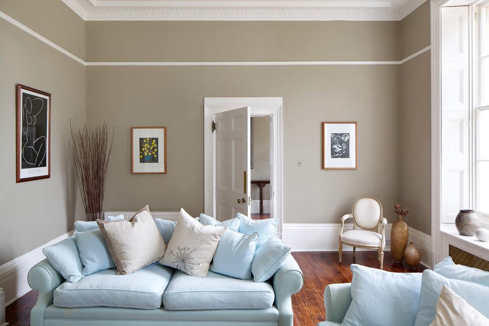 Foto de salón cerrado tradicional con paredes grises y suelo de madera en tonos medios
