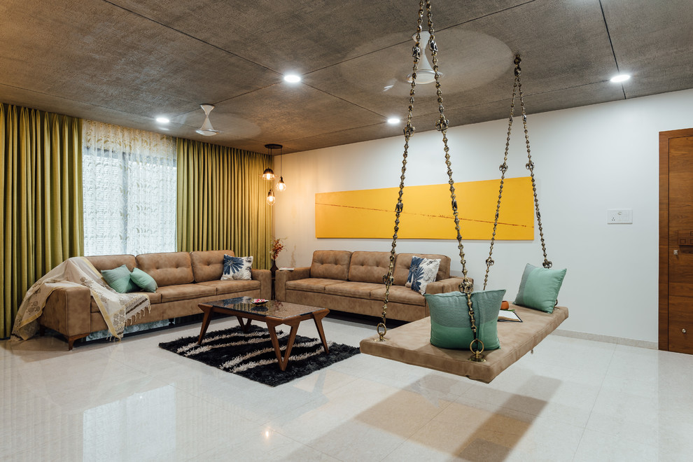 Ispirazione per un soggiorno etnico aperto con pareti bianche, pavimento beige e sala formale