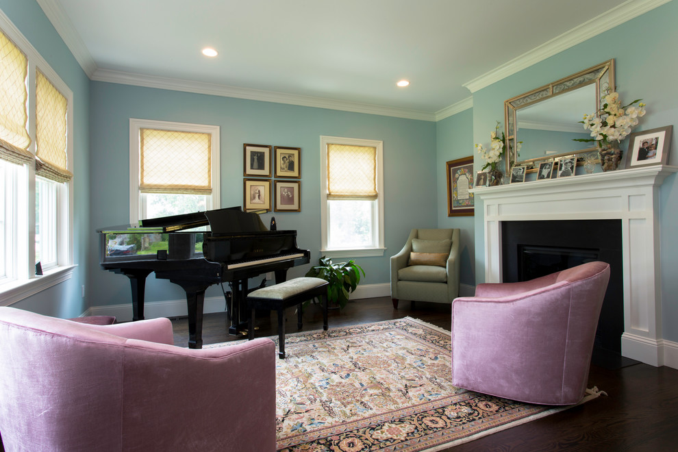 Foto på ett mellanstort vintage separat vardagsrum, med ett musikrum, blå väggar, mörkt trägolv, en standard öppen spis, en spiselkrans i gips och brunt golv