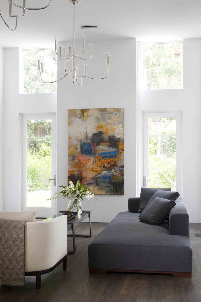 На фото: гостиная комната в стиле модернизм с белыми стенами с