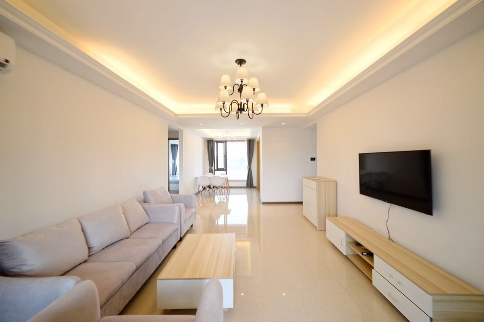 Großes, Repräsentatives, Abgetrenntes Asiatisches Wohnzimmer ohne Kamin mit weißer Wandfarbe, gebeiztem Holzboden und TV-Wand in Sonstige