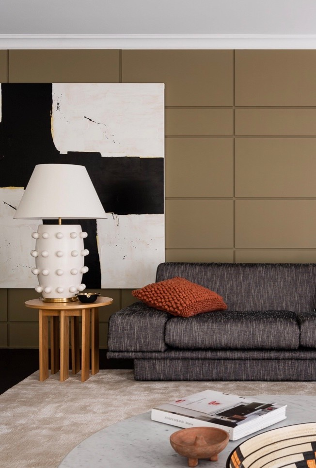 Imagen de salón para visitas abierto contemporáneo grande con paredes beige, suelo de madera oscura, televisor colgado en la pared y suelo negro